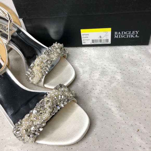 Badgley Mischka Clara Embellished Soft White Block Heel 5.5 NEW - Picture 3 of 9